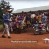 Bambini ugandesi vedono un drone per la prima volta