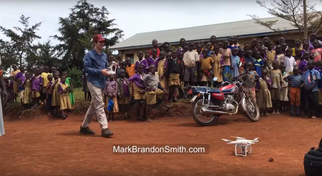 Bambini ugandesi vedono un drone per la prima volta