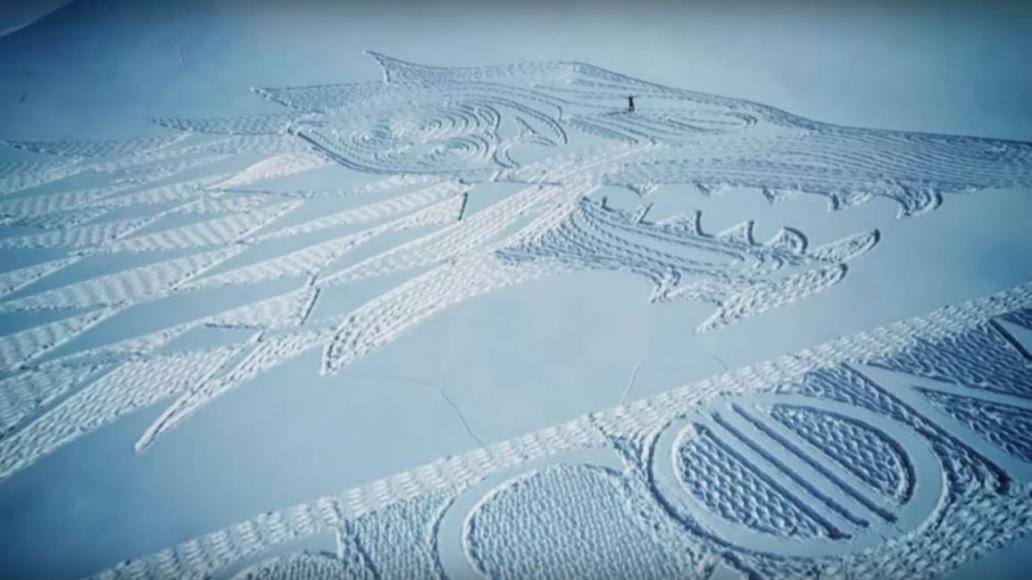 emblema degli Stark disegnato sulla neve delle alpi francesi