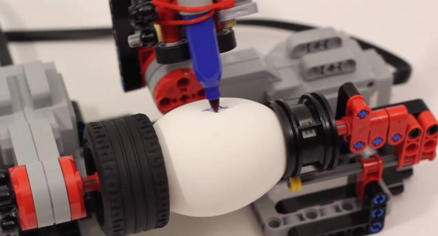 Il robot LEGO che decora le uova di Pasqua