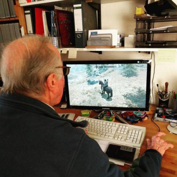 Un nonno di 89 anni che gioca a Skyrim