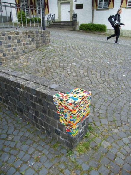 Dispatchwork è l'arte di abbellire vecchi edifici con i Lego