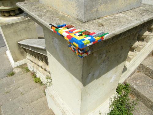 Dispatchwork è l'arte di abbellire vecchi edifici con i Lego