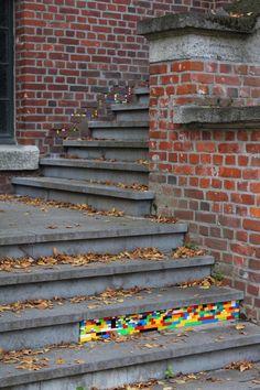 Dispatchwork è l'arte di abbellire vecchi edifici con i Lego