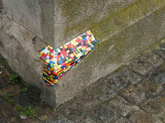 Dispatchwork è l'arte di abbellire vecchi edifici con i Lego