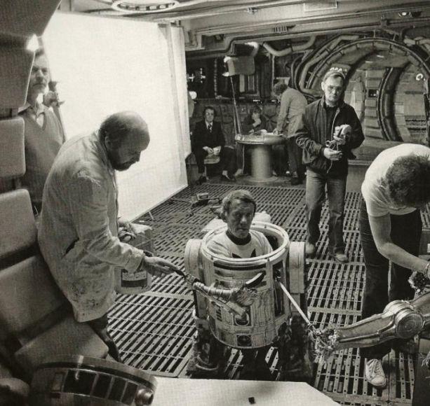 Uno scatto storico sul set di Guerre Stellari con Kenny Baker nei panni di R2-D2