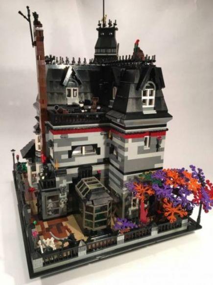 casa della famiglia Addams Lego
