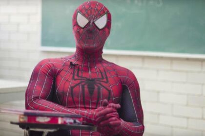 Guardate questo professore insegnare scienze vestito da Spider-Man!
