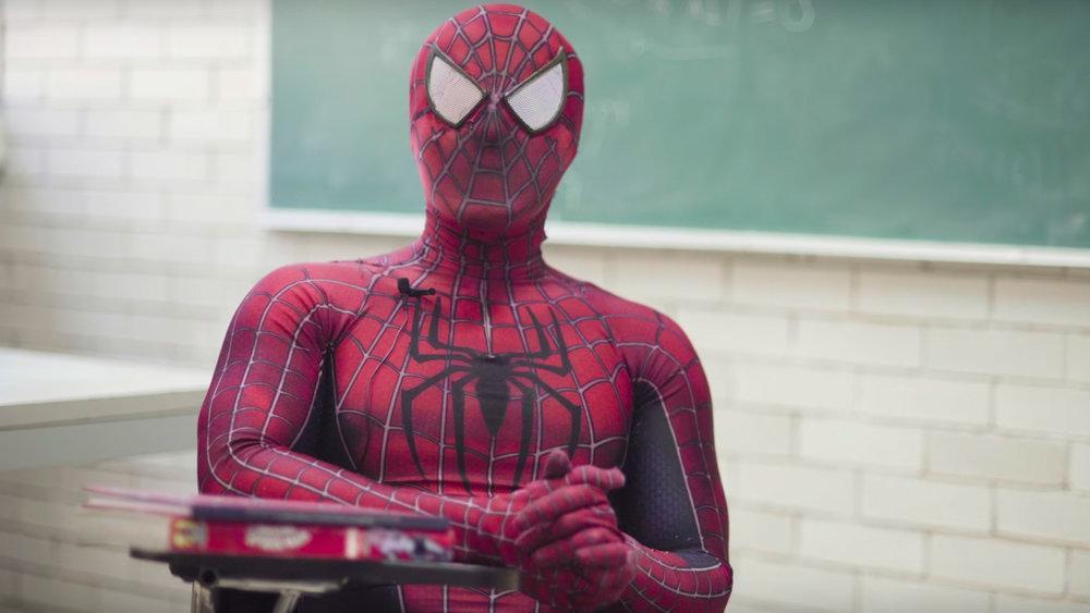 Guardate questo professore insegnare scienze vestito da Spider-Man!