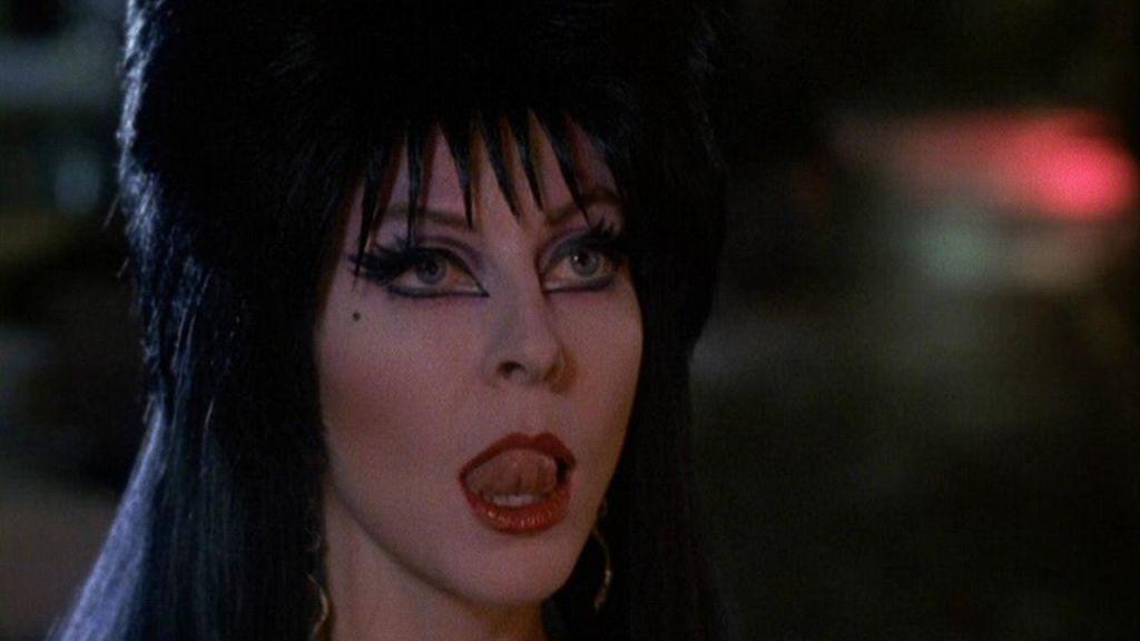Elvira, riscopriamo il mito della sexy regina delle tenebre - Justnerd.it
