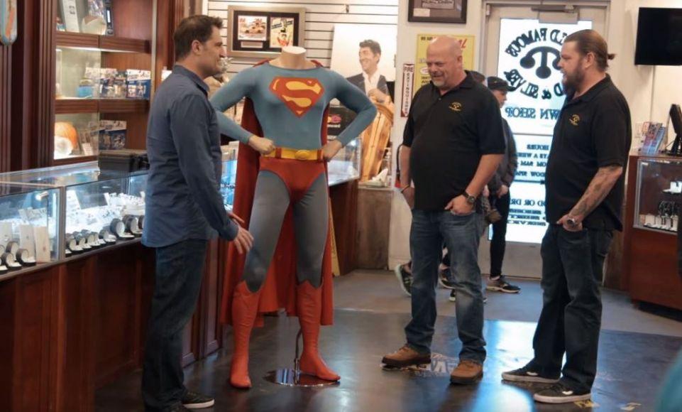 Il costume di Superman di Christopher Reeve arriva su Affari di Famiglia 