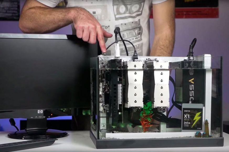 PC dentro un acquario