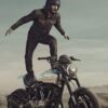 Keanu Reeves in equilibrio su una moto