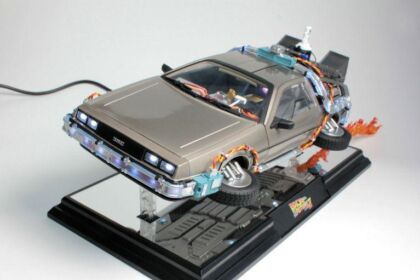 replica della DeLorean di Ritorno al Futuro II (3)