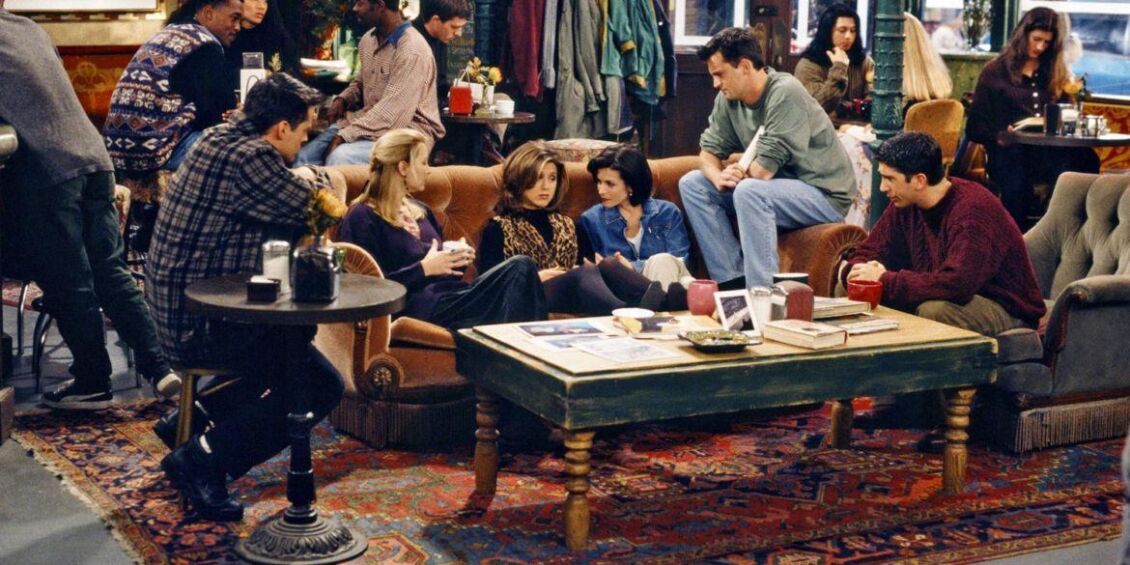 Friends: gli abitanti del Village contro il celebre divano della serie TV 