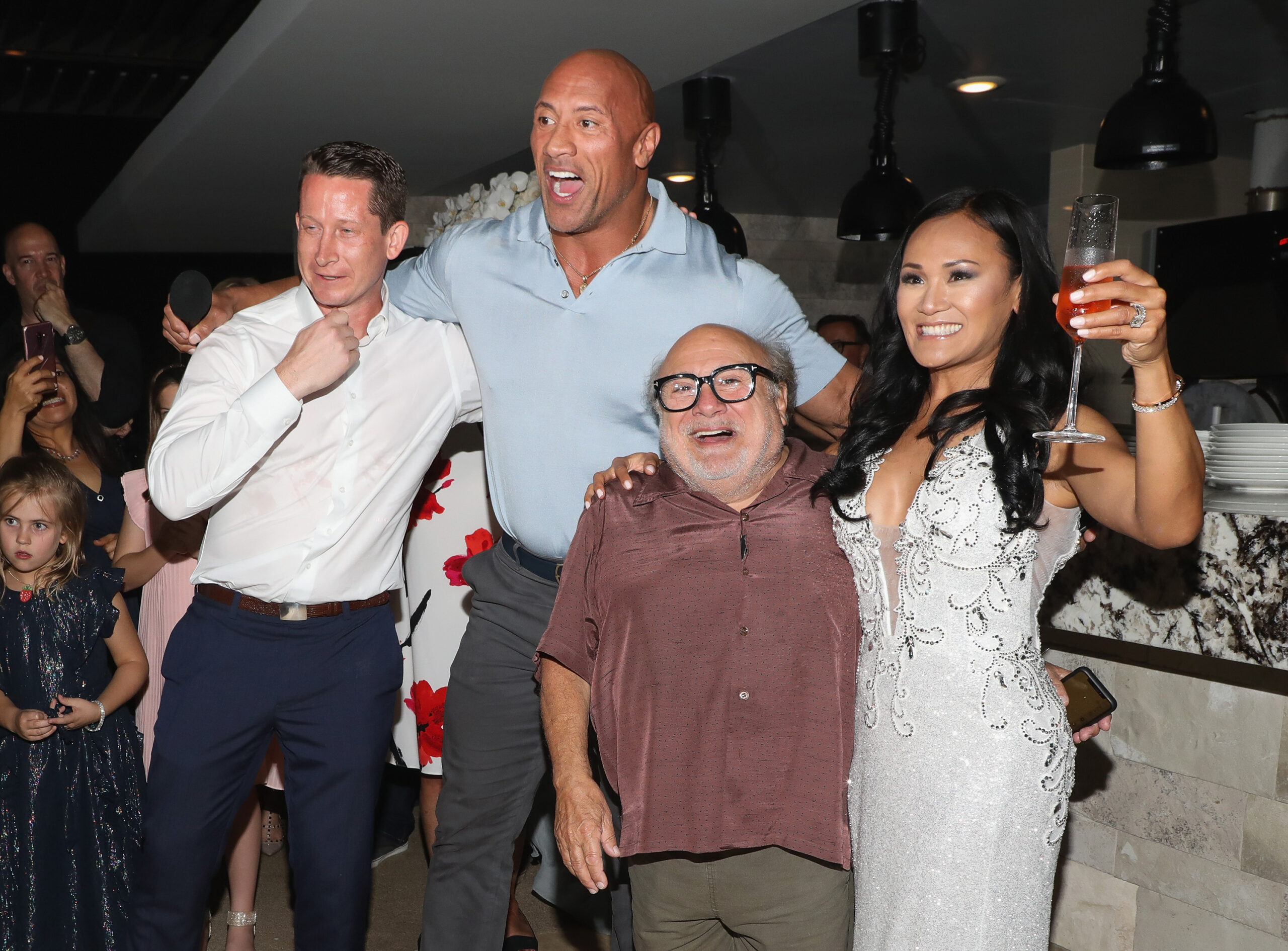 Jumanji: durante il press tour, The Rock e Danny DeVito si sono imbucati ad un matrimonio