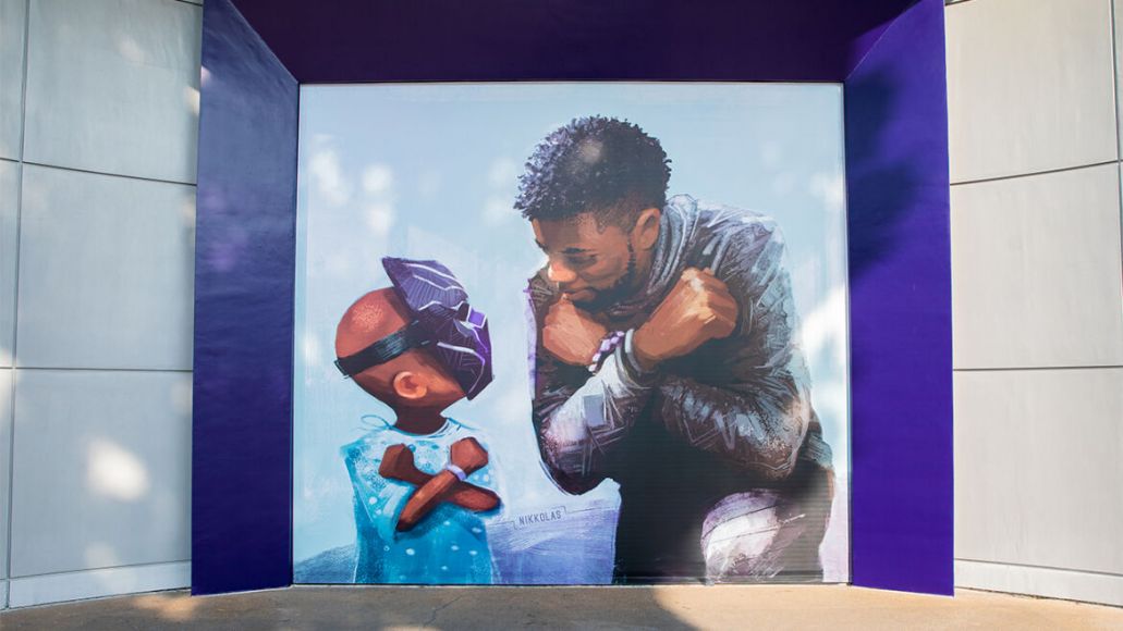 chadwick boseman murale disneyland