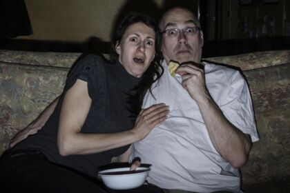 coppia guarda film spaventoso in TV