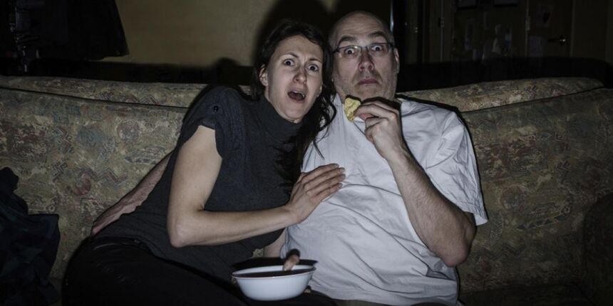 coppia guarda film spaventoso in TV
