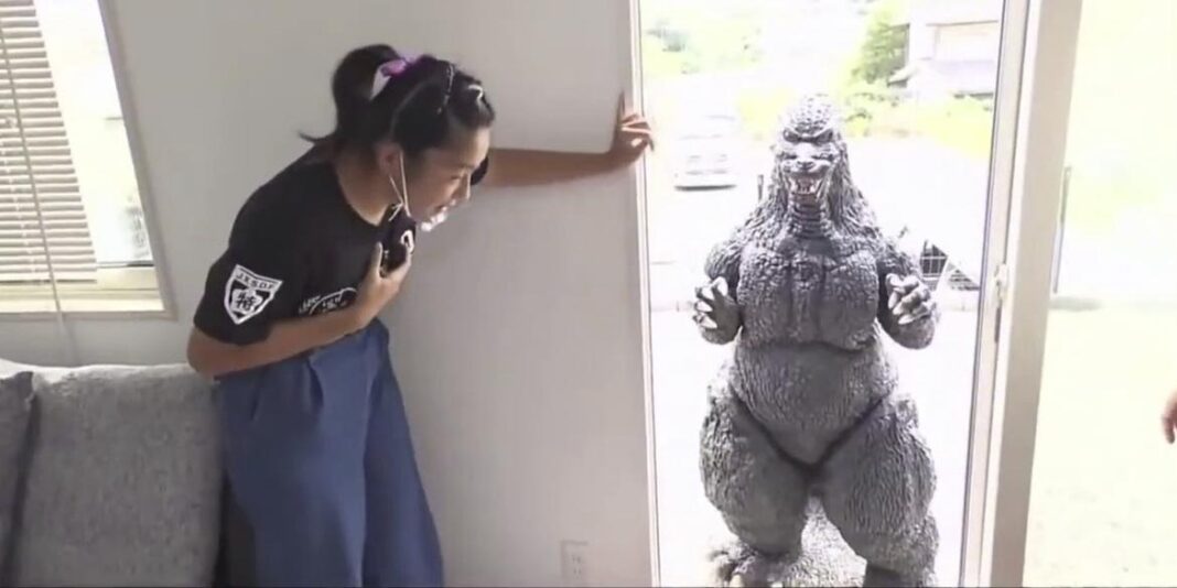 ragazza giapponese va ad appuntamento con godzilla