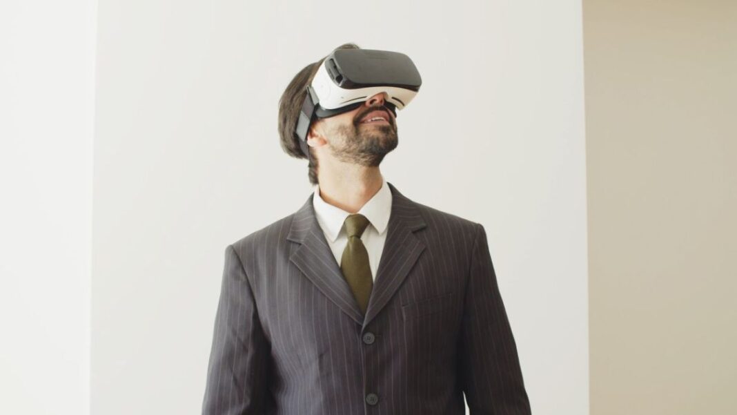 Uomo occhiali VR lavoro