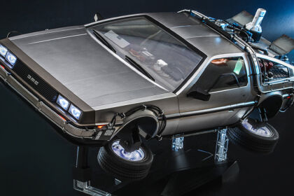 Ritorno al Futuro II da Hot Toys torna la DeLorean 18