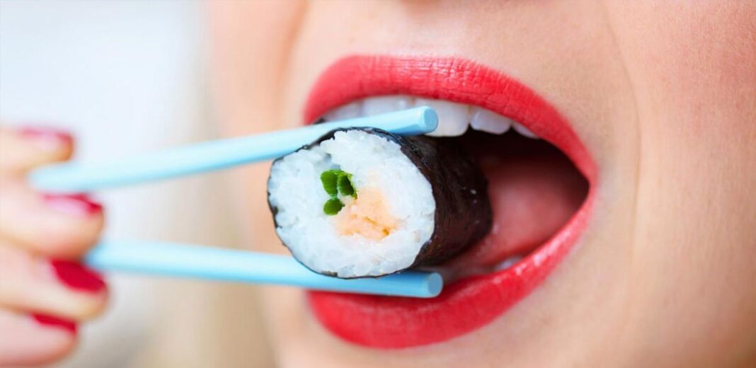 donna mangia sushi