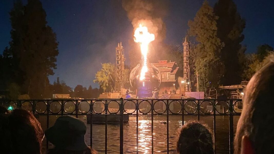 Disneyland Malefica Drago Fuoco