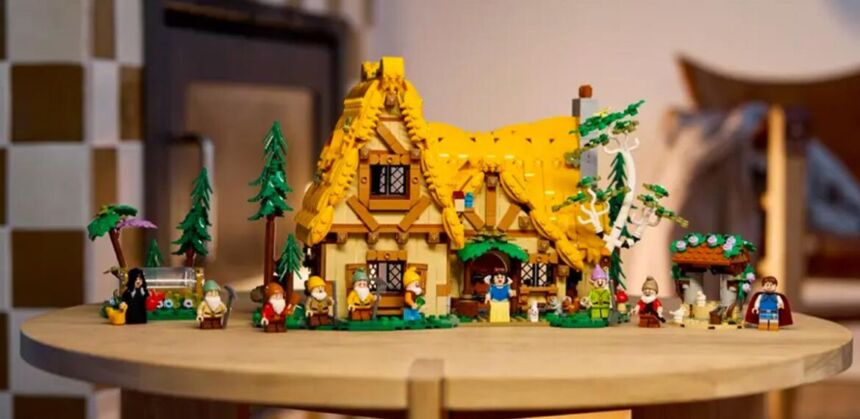 set LEGO 43242 casa sette nani Biancaneve