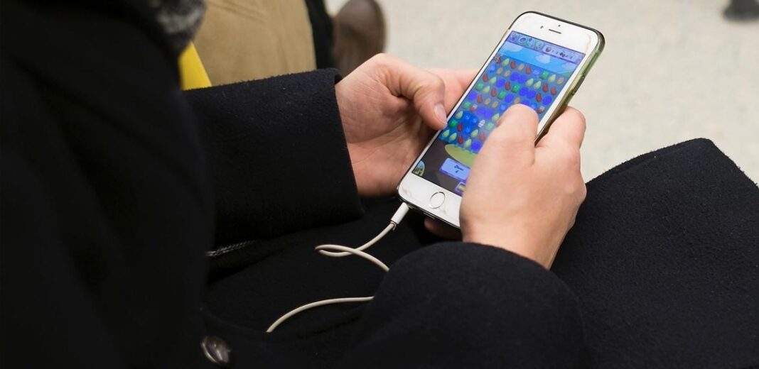 prete ruba soldi alla parrocchia per giocare a candy crush