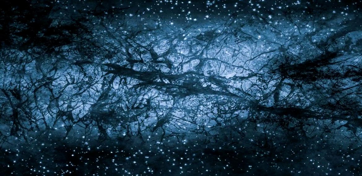 La materia oscura potrebbe essere… luce congelata: una nuova teoria mette in discussione ciò che sappiamo sull’universo